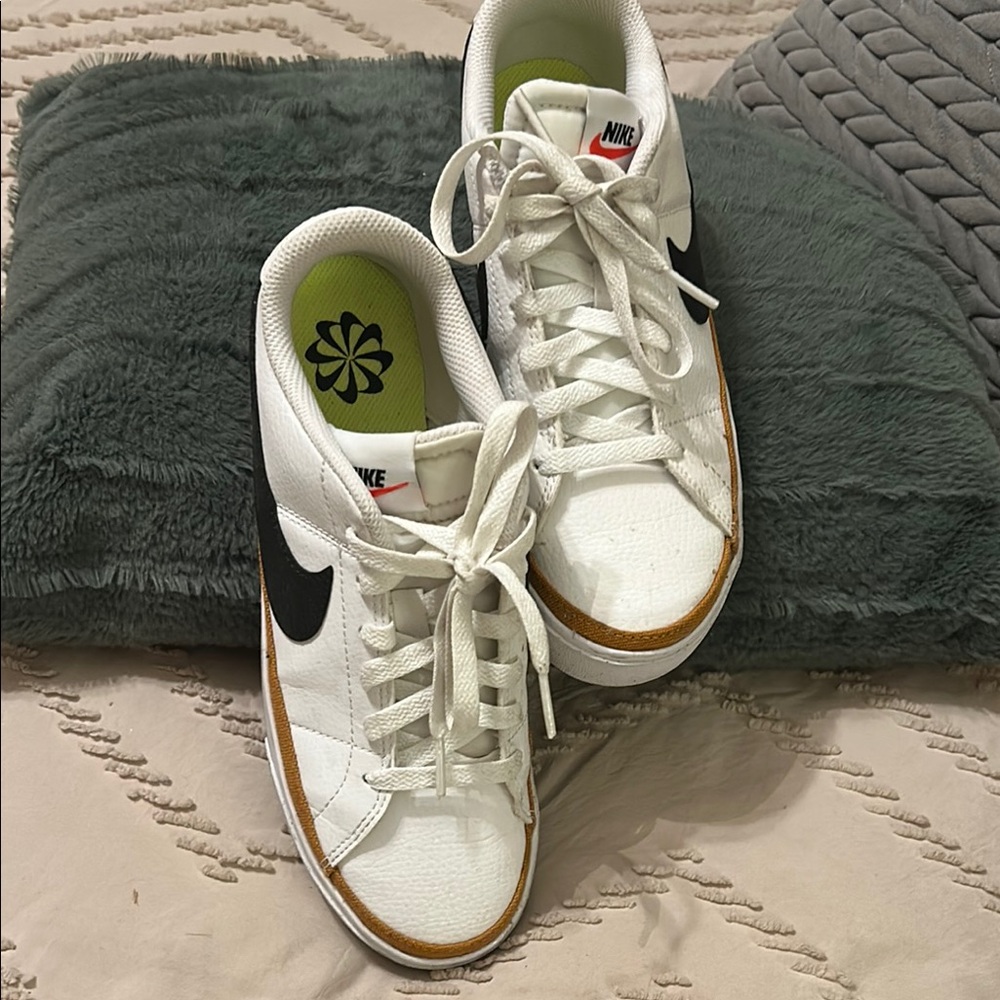 Nike White and Black Sneakers Classic Design